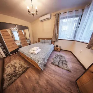 Design 1bdr In Center - Free Parking Apartment